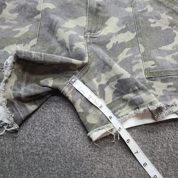 Kut from the Kloth Alice Shorts Womens 14 Green Excellent Camo Raw Hem Utility - Picture 2 of 7